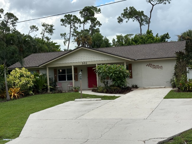 203 Esther St in Naples, FL - Building Photo - Building Photo