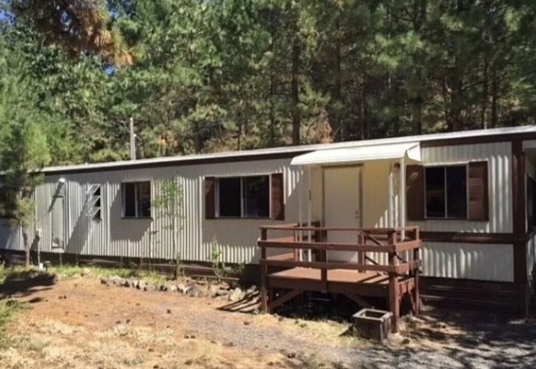 1122 NW Stannium Rd in Bend, OR - Building Photo