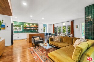 10275 Oletha Ln in Los Angeles, CA - Building Photo