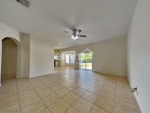 12723 Longcrest Dr in Riverview, FL - Foto de edificio - Building Photo
