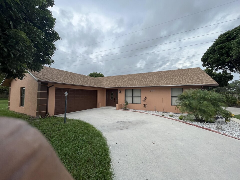 301 Canterbury Dr W in Riviera Beach, FL - Building Photo