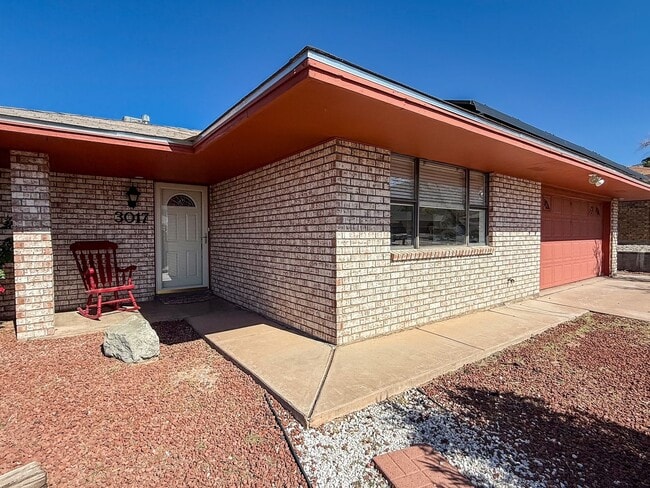 Roomy 5 Bedroom Home with Solar Panels in Alamogordo, NM - Building Photo - Building Photo