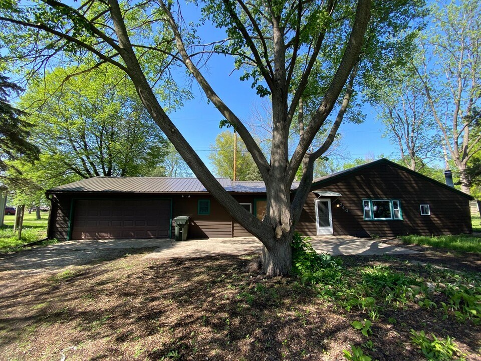 240 Lucinda St in Perry, IA - Building Photo