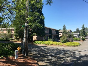 Bettis Apartments in Roseburg, OR - Foto de edificio - Building Photo