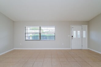 7746 Deer Foot Dr in New Port Richey, FL - Foto de edificio - Building Photo