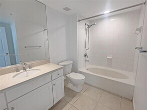 2000 N Bayshore Dr, Unit 1406 in Miami, FL - Building Photo - Building Photo