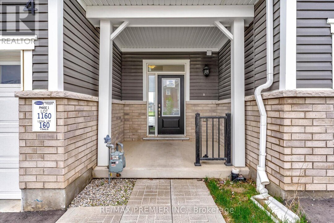 4 Saxony St in Kitchener, ON - Building Photo