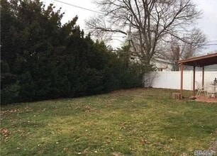 161 Dartmouth Dr in Hicksville, NY - Building Photo - Building Photo