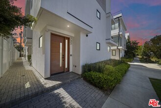 733 N Gramercy Pl in Los Angeles, CA - Building Photo - Building Photo