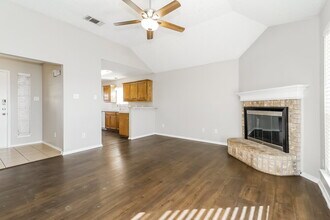 4553 Wheatland Dr in Fort Worth, TX - Foto de edificio - Building Photo