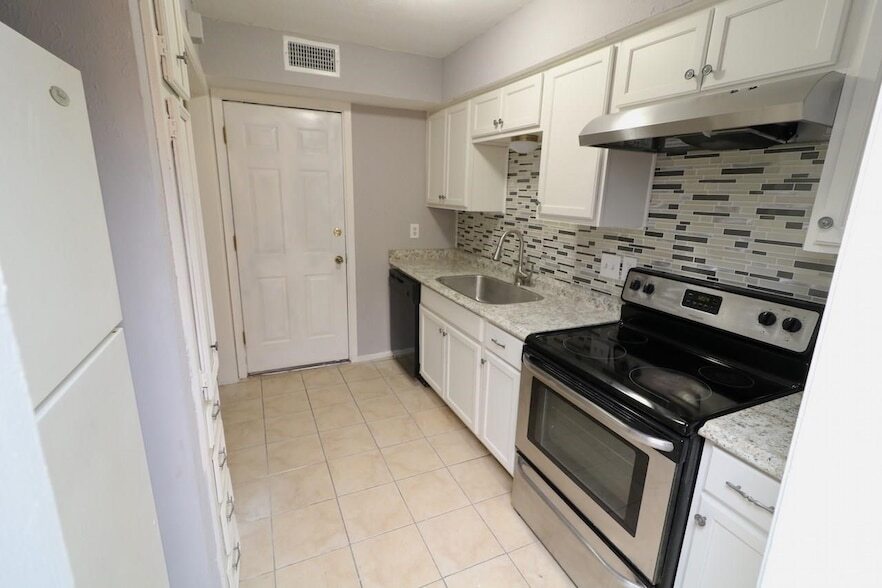 806 Courtenay Pl in Garland, TX - Building Photo