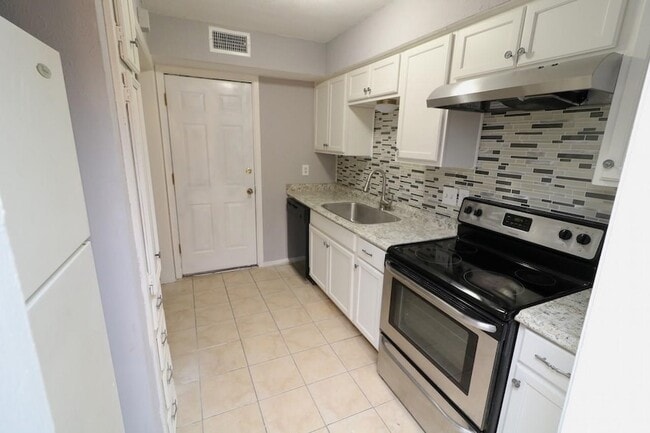 property at 806 Courtenay Pl