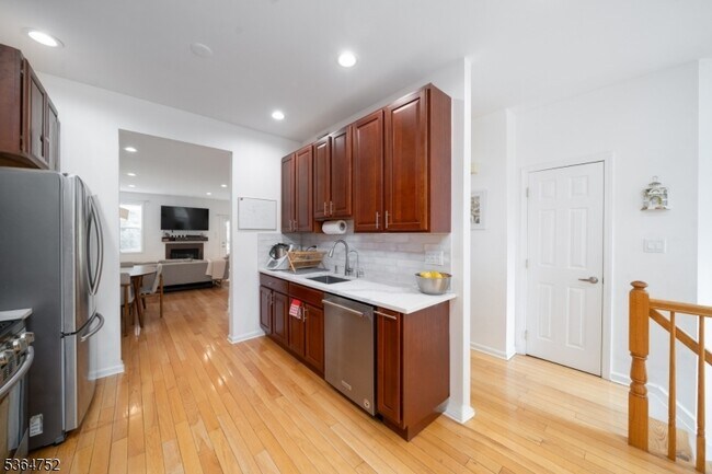 593 Hartford Dr in Nutley, NJ - Building Photo - Building Photo