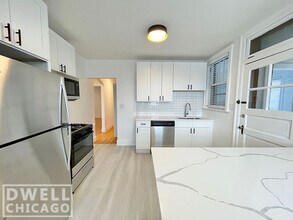 5800 N Richmond St, Unit 2 in Chicago, IL - Building Photo - Building Photo