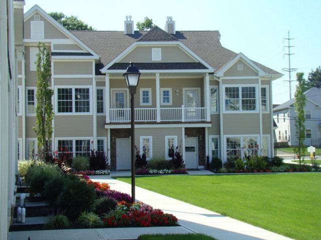 Wellington Park Villas in Amityville, NY - Building Photo - Building Photo