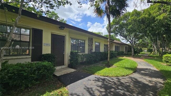 7502 Nova Dr in Davie, FL - Building Photo - Building Photo