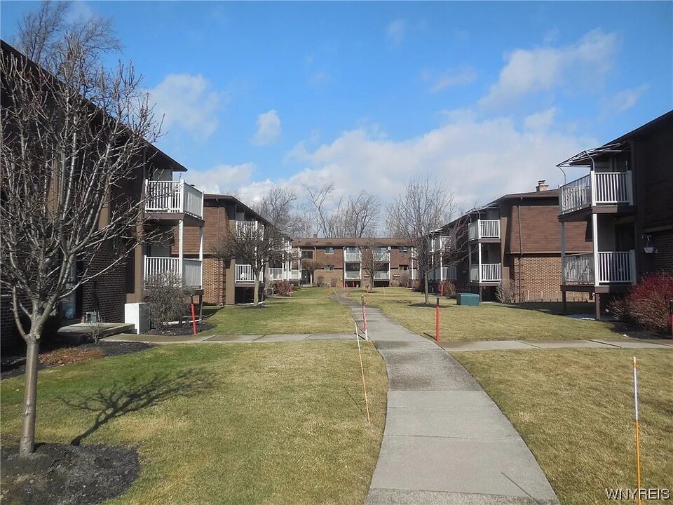 3920 Ridge Lea Rd, Unit C in Buffalo, NY - Building Photo