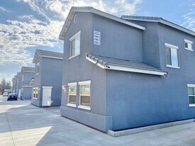 1326 S Santa Fe St in Visalia, CA - Building Photo