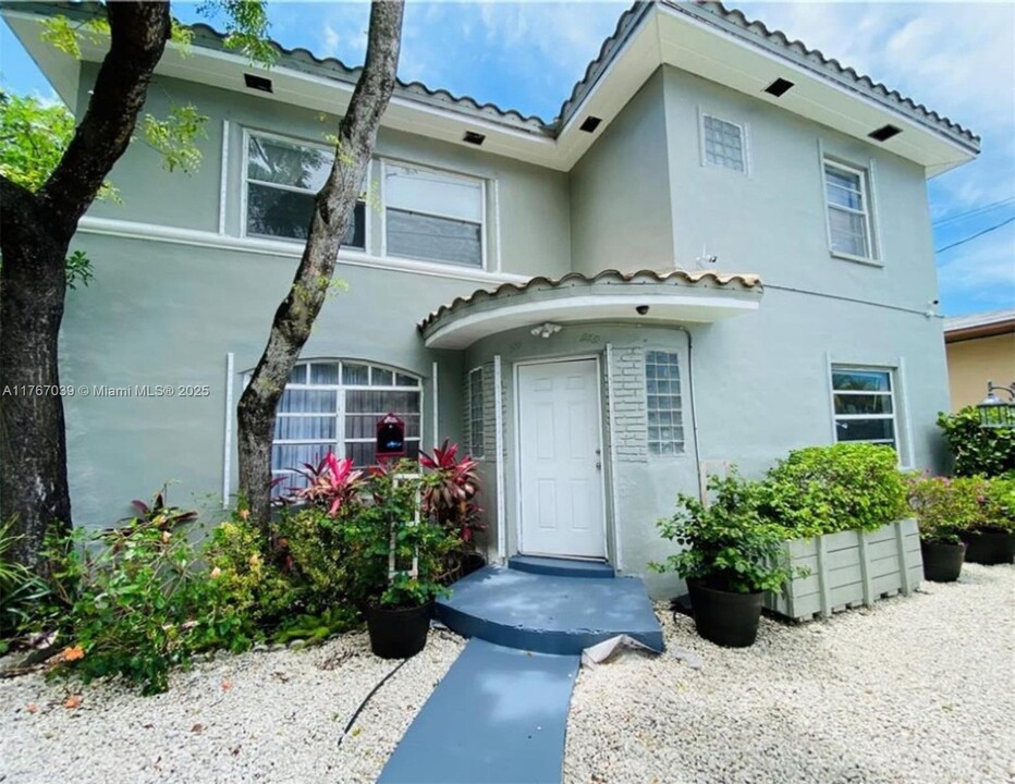 535 NE 68th St in Miami, FL - Building Photo