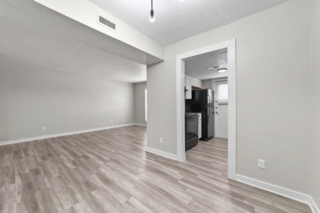 North Creek in Dallas, TX - Building Photo