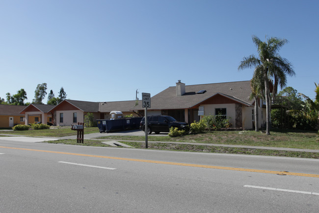 540 111th Ave N in Naples, FL - Foto de edificio - Building Photo