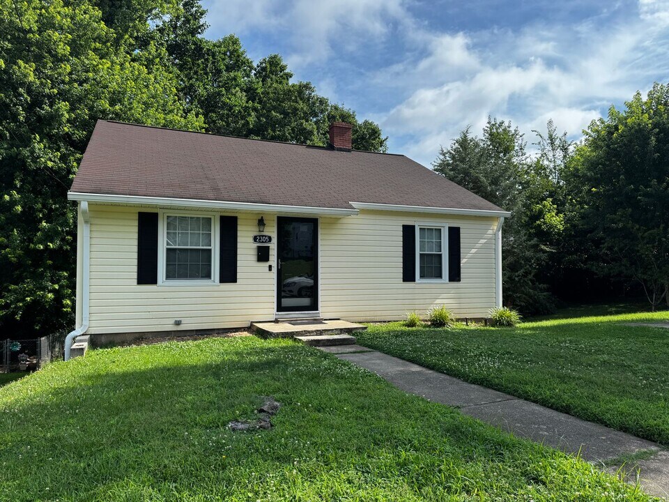 2305 Cherokee Ln in Winston-Salem, NC - Building Photo