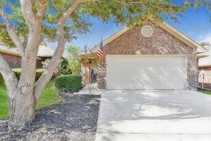 733 Stribling Cir in Azle, TX - Building Photo