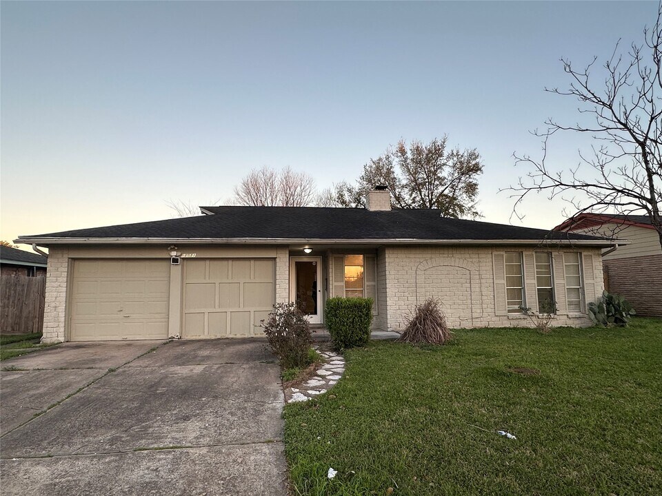 11511 Misty Glen Ln in Houston, TX - Building Photo