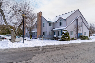 Twin Oaks Condominiums in Chicopee, MA - Building Photo - Building Photo