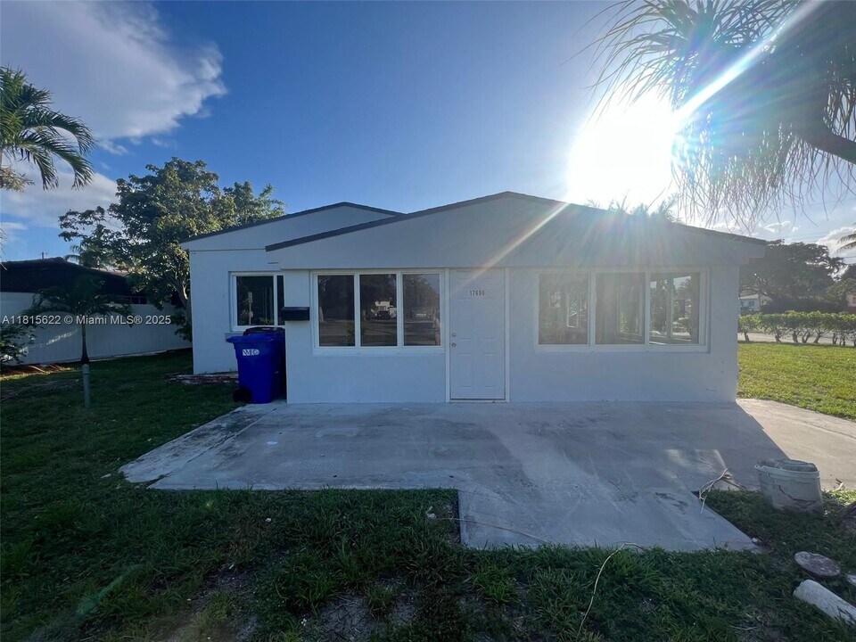 17690 NE 19th Ave in North Miami Beach, FL - Building Photo