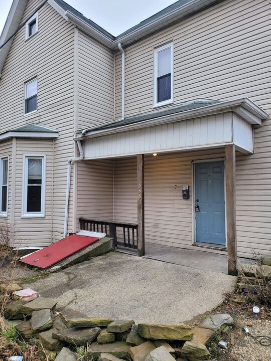 555 W Hallam Ave-Unit -2 in Washington, PA - Building Photo