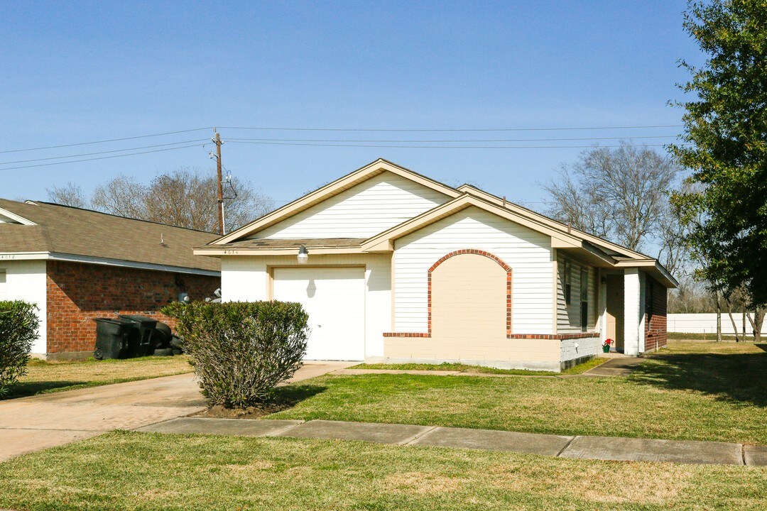 Ridgemont Heights in Houston, TX - Building Photo