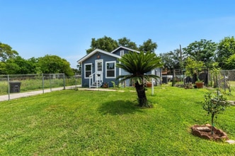 9413 Clinton Dr in Houston, TX - Foto de edificio - Building Photo