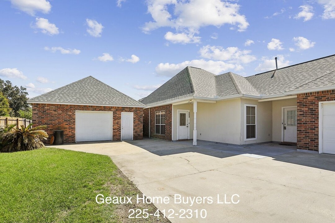 508 S Daphne Dr in Gonzales, LA - Foto de edificio