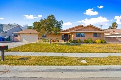 43757 Albeck Ave in Lancaster, CA - Building Photo