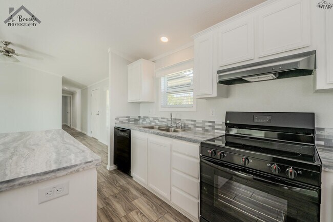 106 S Pacific Ave in Iowa Park, TX - Building Photo - Building Photo