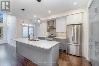 182 Hawkeswood Dr in Ottawa, ON - Building Photo - Building Photo