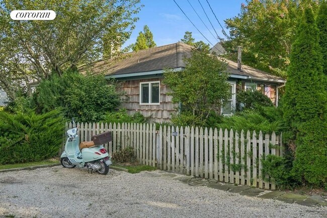 62 Middle Pond Rd in Southampton, NY - Building Photo - Building Photo