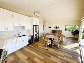 1305 Blue Sky Dr in Encinitas, CA - Foto de edificio - Building Photo