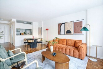 350 W 43rd St, Unit SI ID1381654P in New York, NY - Building Photo - Building Photo