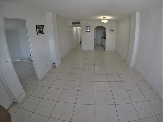 2903 NE 163rd St, Unit 404 in North Miami Beach, FL - Building Photo - Building Photo