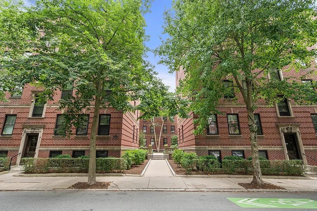 40 Linnaean St in Cambridge, MA - Building Photo