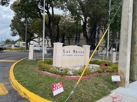 7125 NW 186th St, Unit B401 in Hialeah, FL - Building Photo