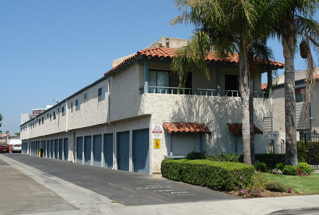 Hoyt Circle Apartments in Huntington Beach, CA - Building Photo - Building Photo