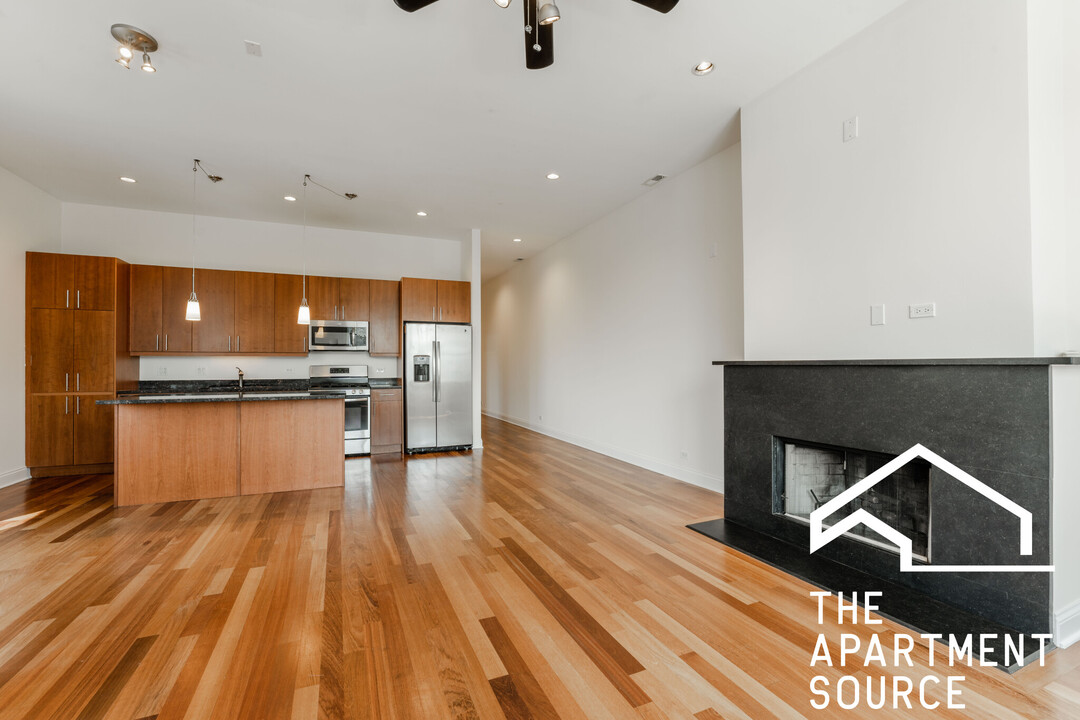 1354 W Augusta Blvd, Unit 302 in Chicago, IL - Building Photo