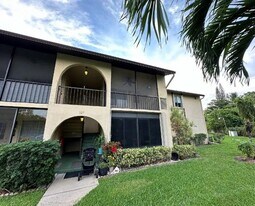 327 Pine Ridge Cir, Unit B-2 in Greenacres, FL - Building Photo