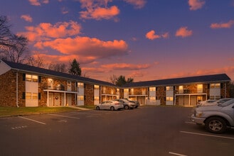 Miry Run Apartments in Mercerville, NJ - Foto de edificio - Building Photo