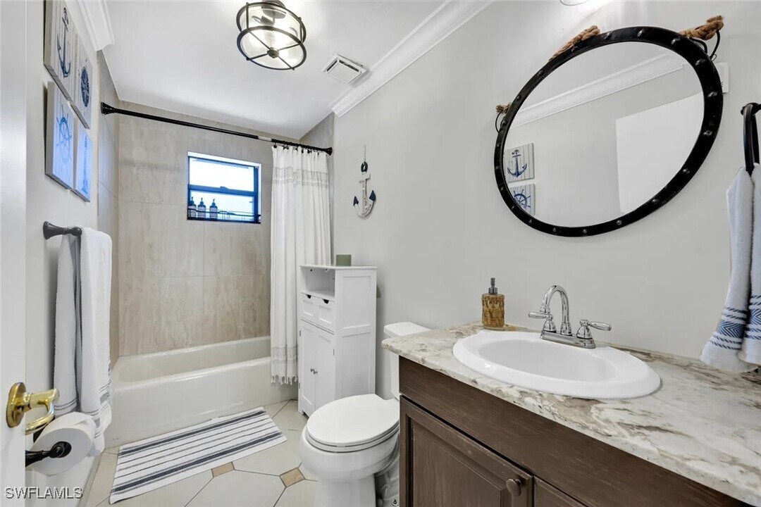 724 102nd Ave N in Naples, FL - Building Photo