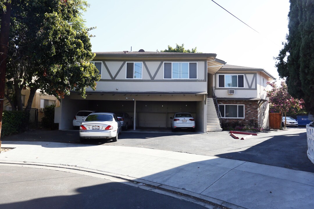 13571 Rye St in Sherman Oaks, CA - Foto de edificio