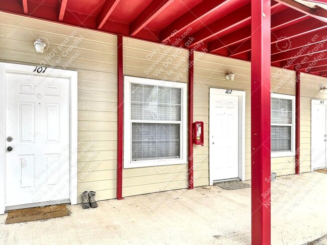412 Burleson St in San Marcos, TX - Building Photo - Building Photo